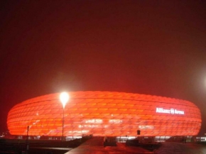 Po setmění - Cervena alianz arena Mnichov