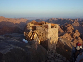 Architektura a památky - WC na vrcholu Mojžíšový hory
