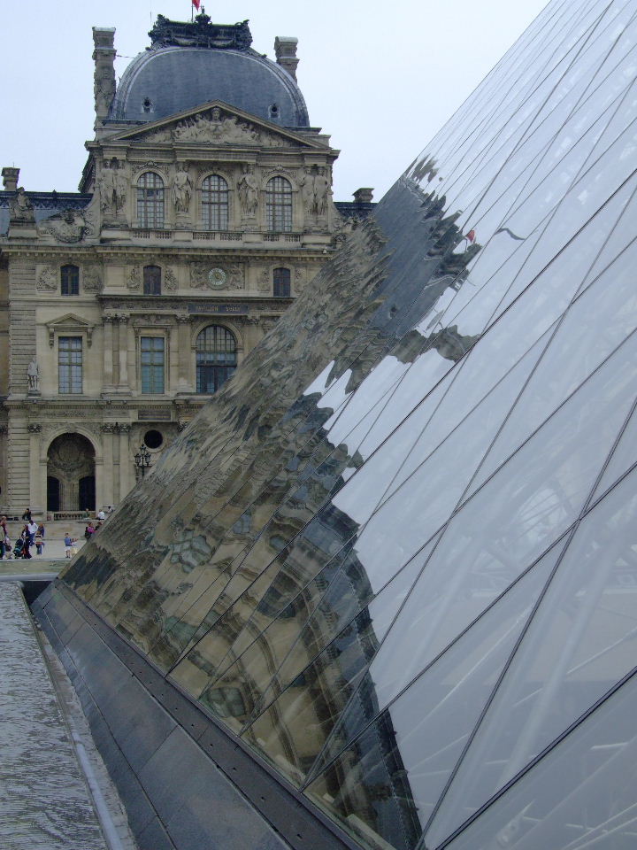 Pyramida Louvre