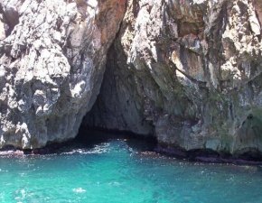 Úlovky z dovolené - Jeskyně v útesu