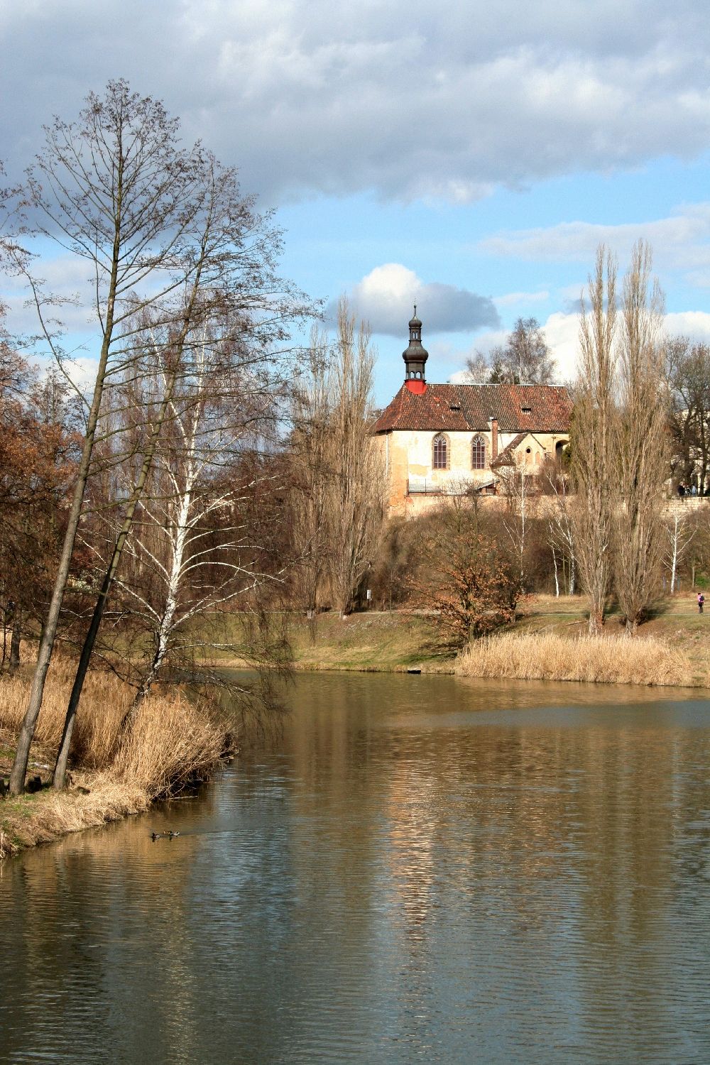Kostelíček u řeky