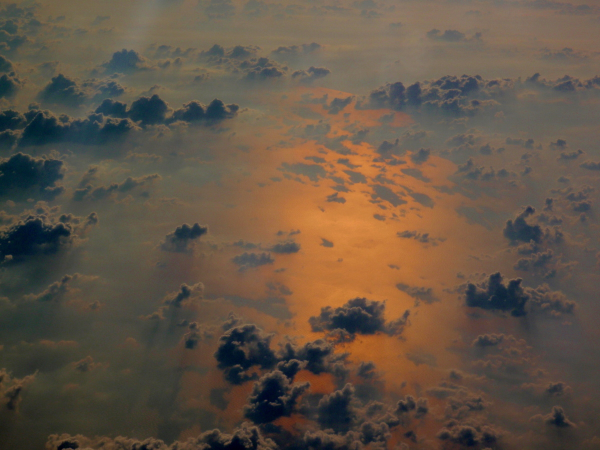 Z letadla :)..mraky a moře ve kterém se odráží slunce