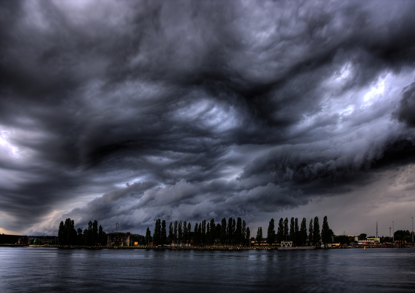 Před bouří v přístavu - Swinoujscie - Polsko