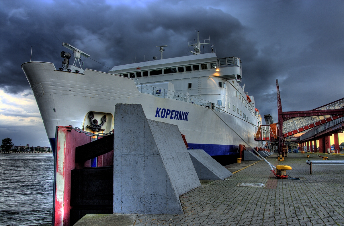 Trajekt "Kopernik" v přístavu před bouří