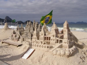 Úlovky z dovolené - Hrad z písku na pláži Copacabana, Rio de Janeiro