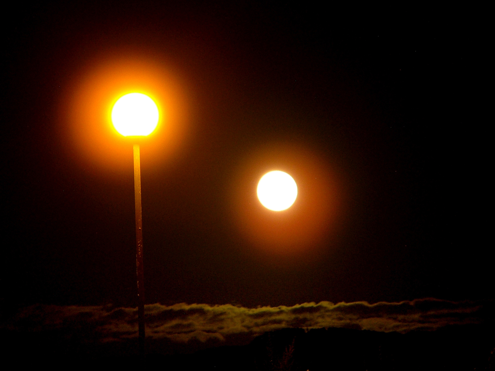 Měsíc a lampa
