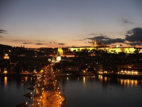 Dlouhé noci a život po setmění - Večer nad Karlovým mostem
