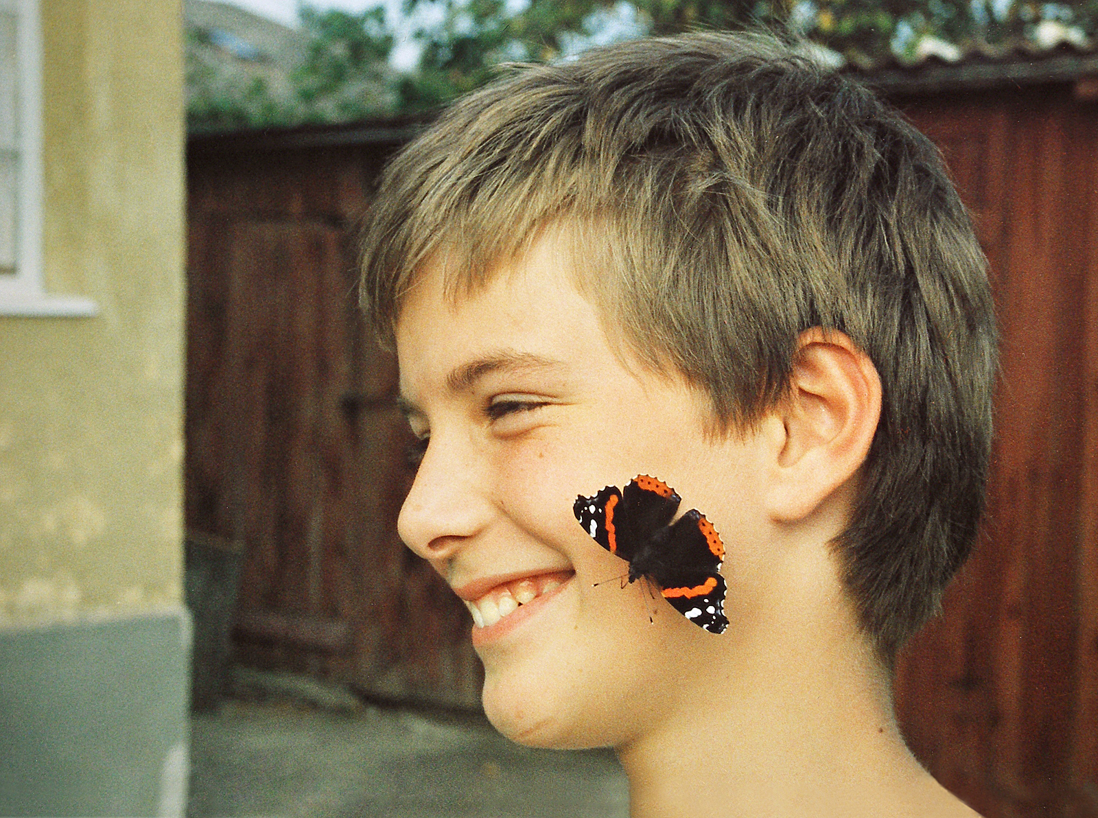 Chlapec s motýlem