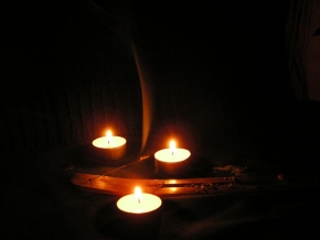 Večer a noc ve fotografii - Vonná tyčinka a svíčky