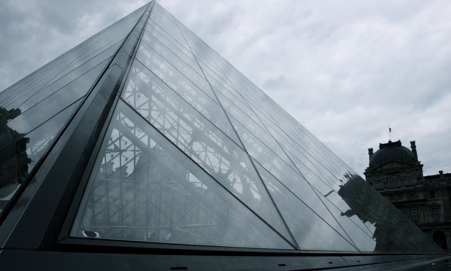 Pyramida v Louvru