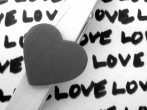 Černobílá poezie - Zamilovaní při líbání zavírají oči, aby viděli srdcem...