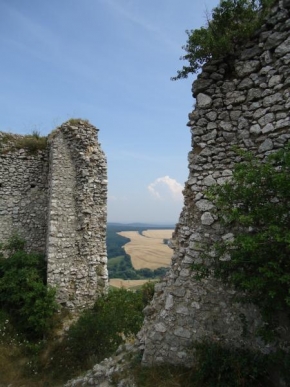 Bára Valová - Rozbořená zeď