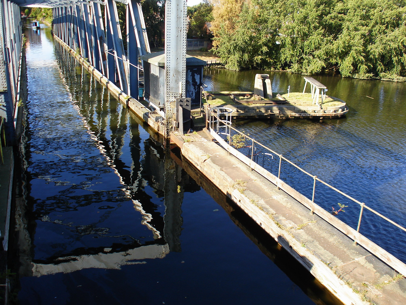 Vodny most ponad rieku