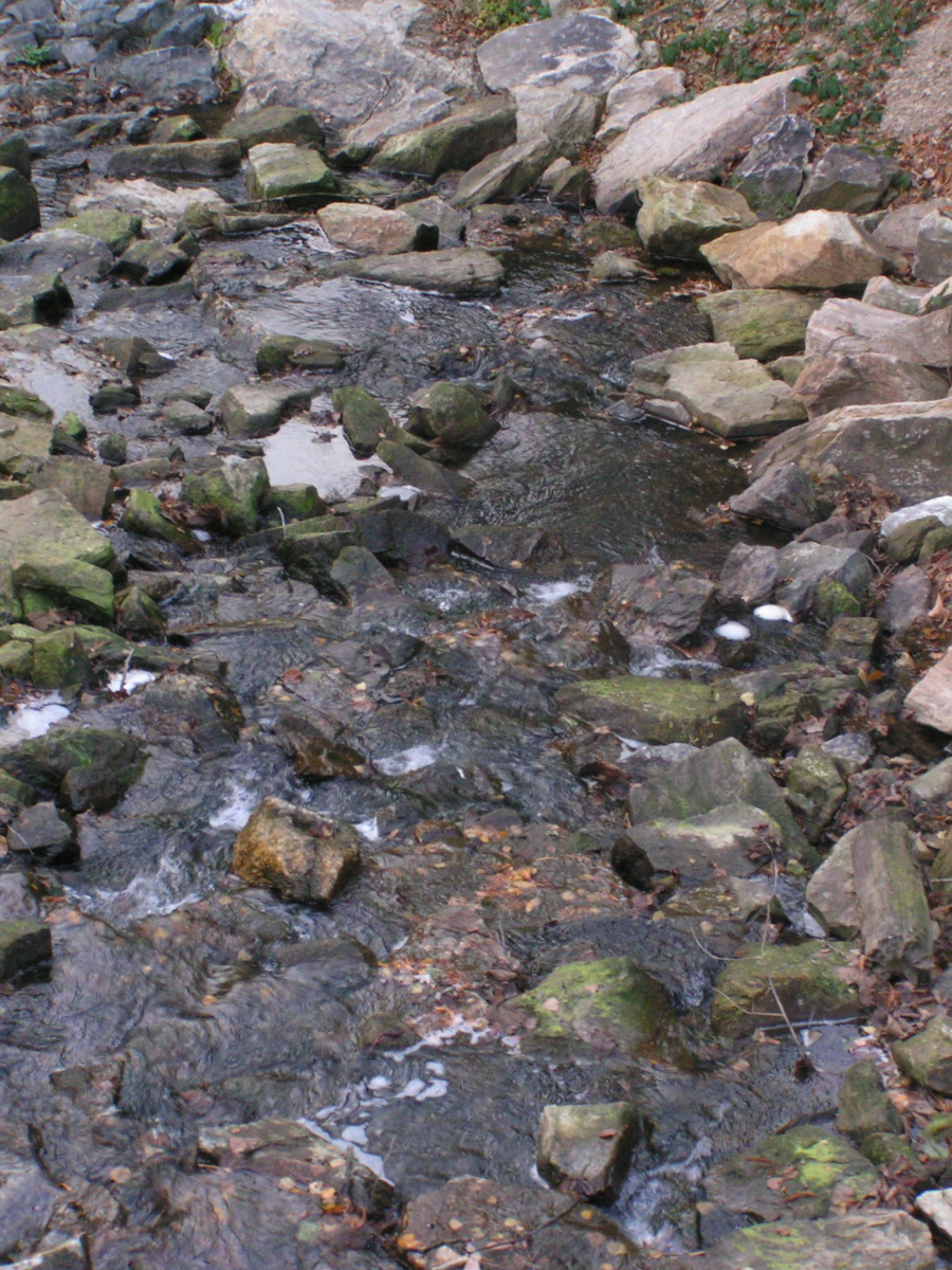 Voda tekucí mezi kameny