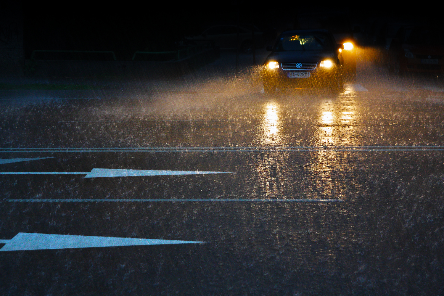 Daždivý podvečer na hlavnej ceste