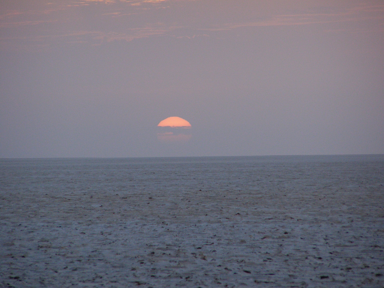 Východ slnka nad soľným jazerom