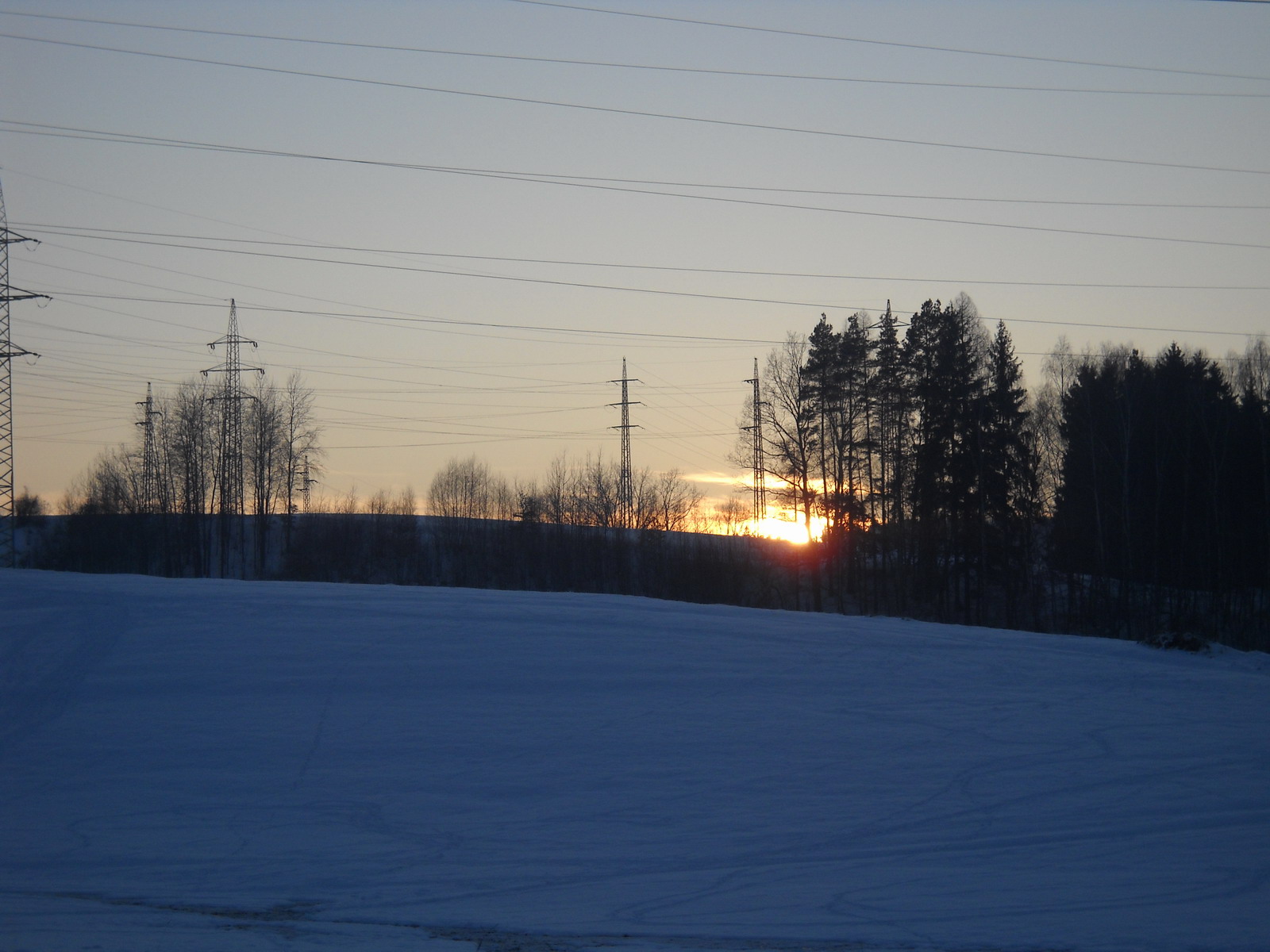 Západ slunce nad zimní krajinou