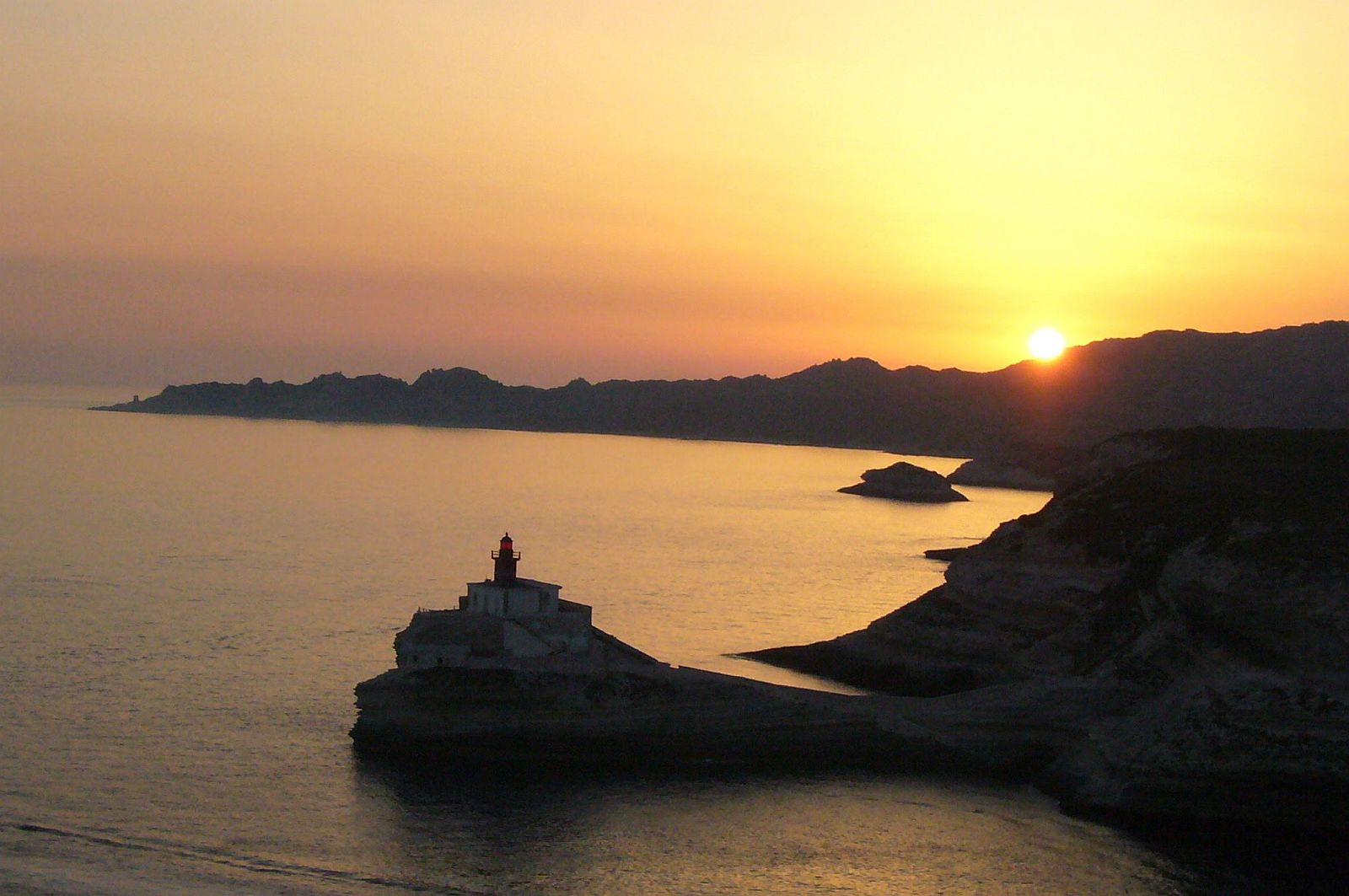 Korsika, maják v zátoce přístavu Bonifacio