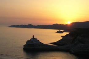 Slunce je veliký básník! - Korsika, maják v zátoce přístavu Bonifacio