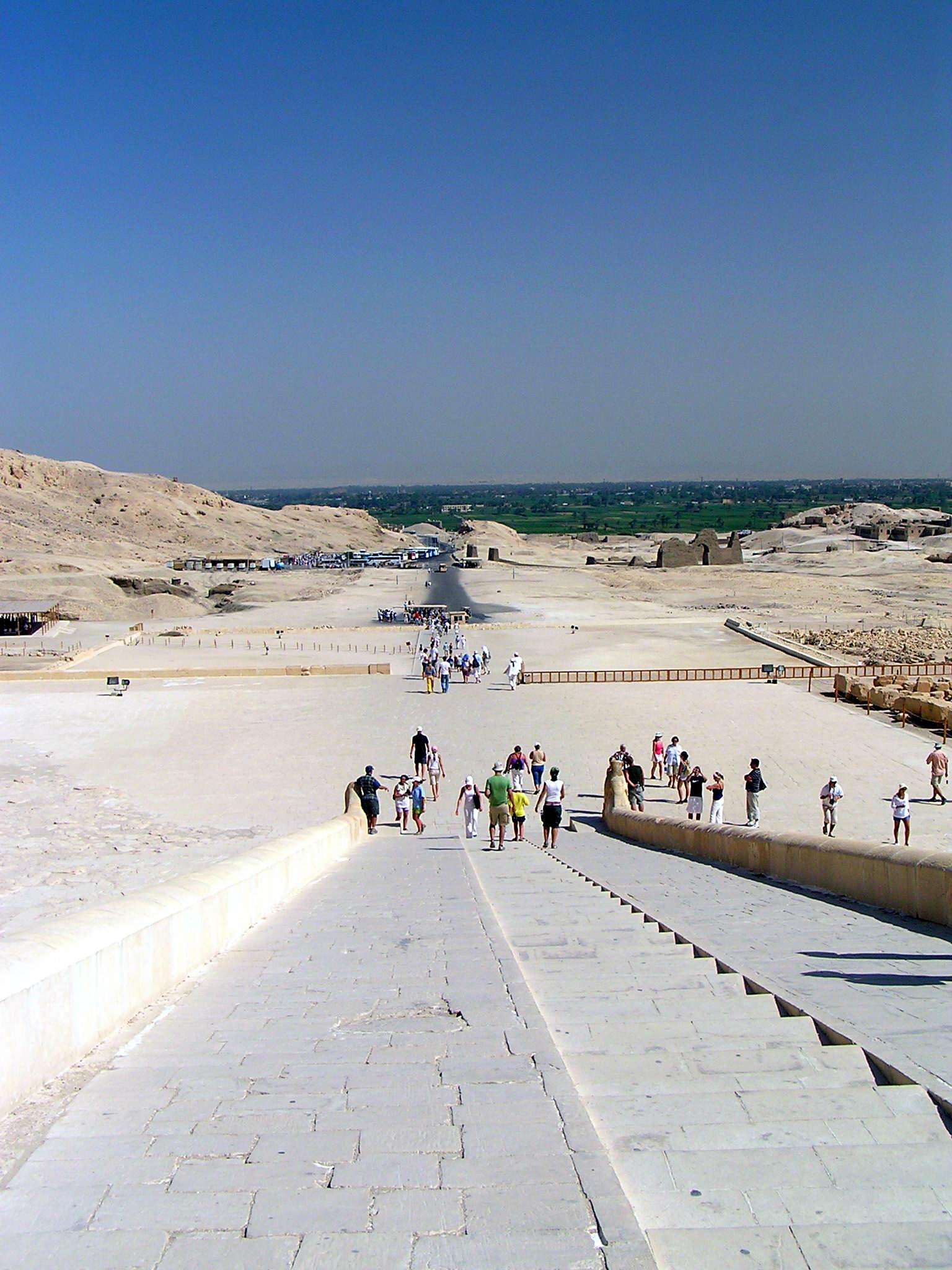 Pohled z chrámu královny Hatšepsut v pozadí údolí Nilu