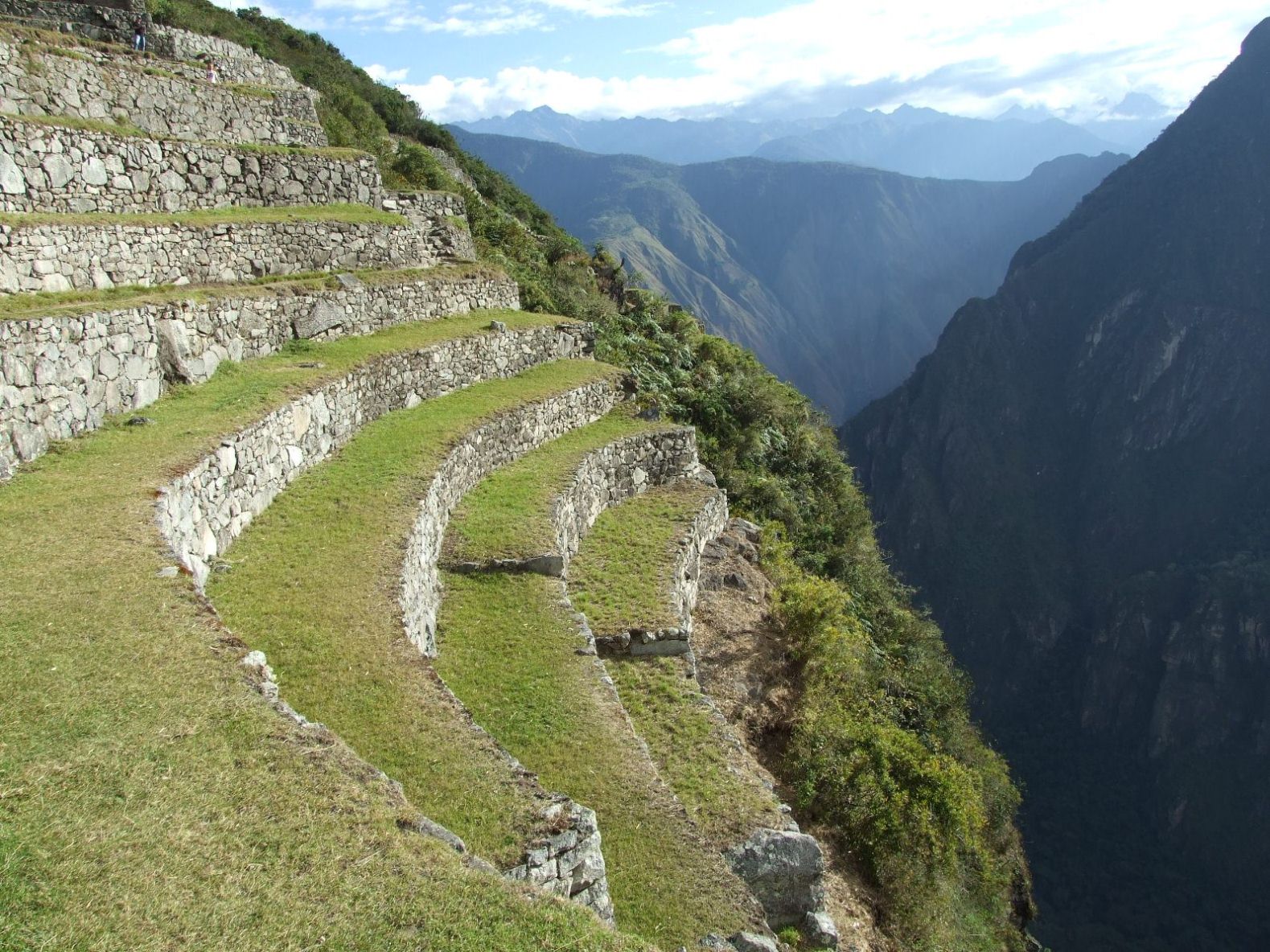 Strmé svahy na Macchu Pichu v Peru