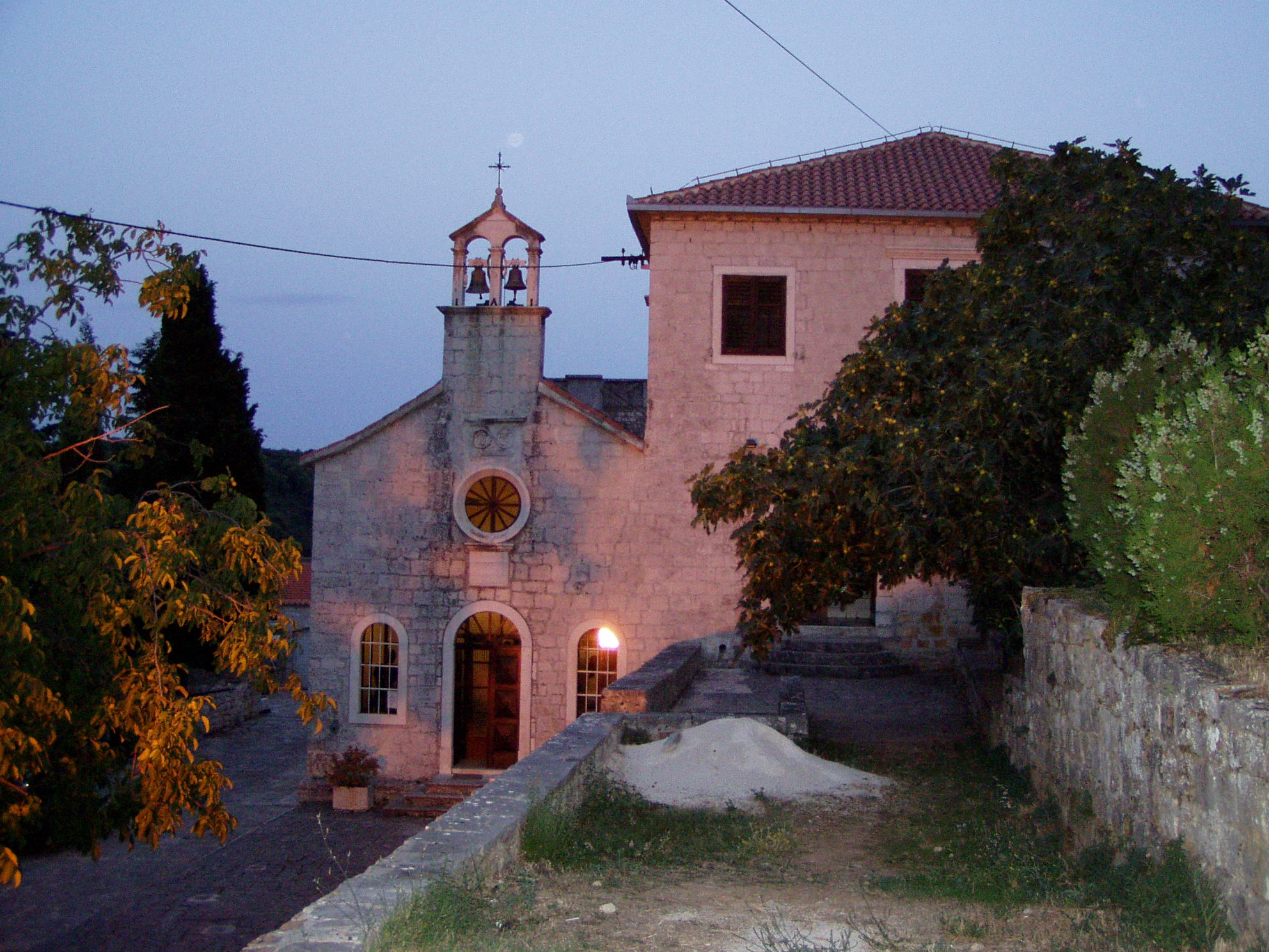 Kostolík na kopci