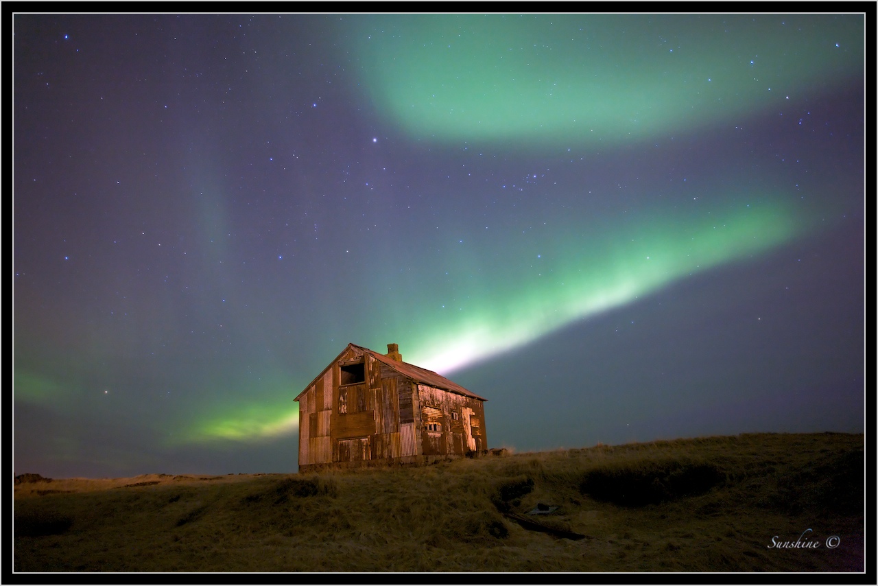 Aurora Borealis nad stodolou.