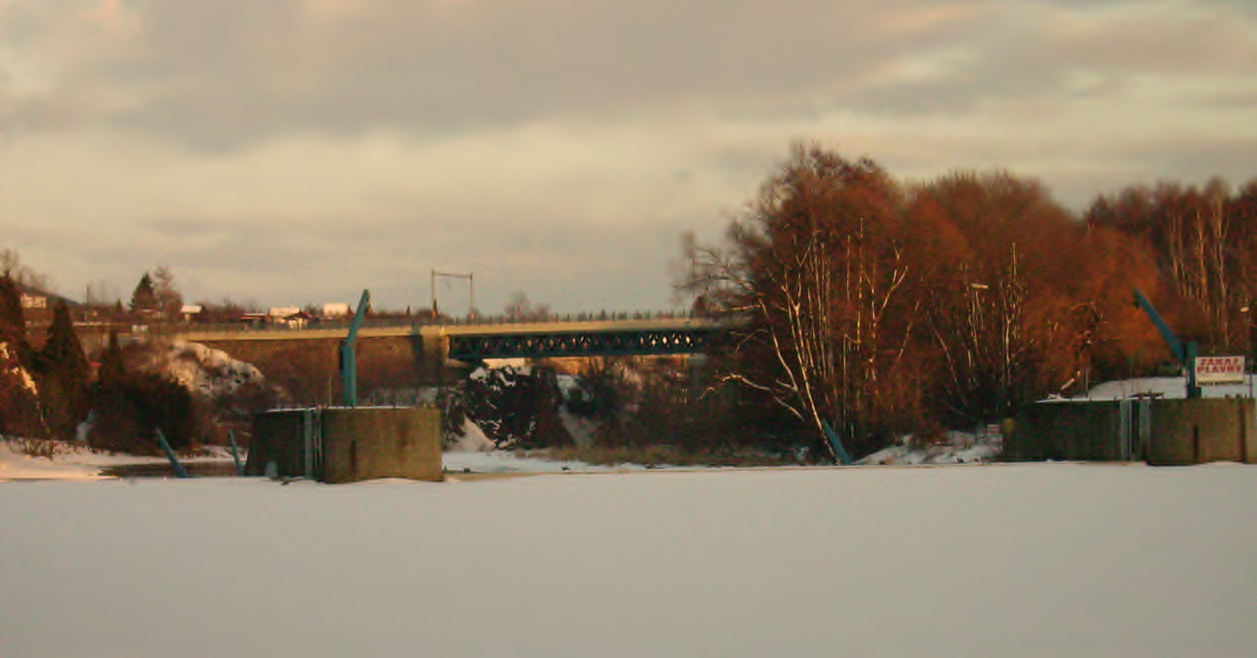 železniční most za šera