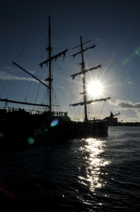 Fotograf roku na cestách 2011 - Pirate ship on Port side