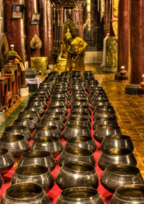 Fotograf roku na cestách 2011 - Misky na mince v chramu Chiang Mai