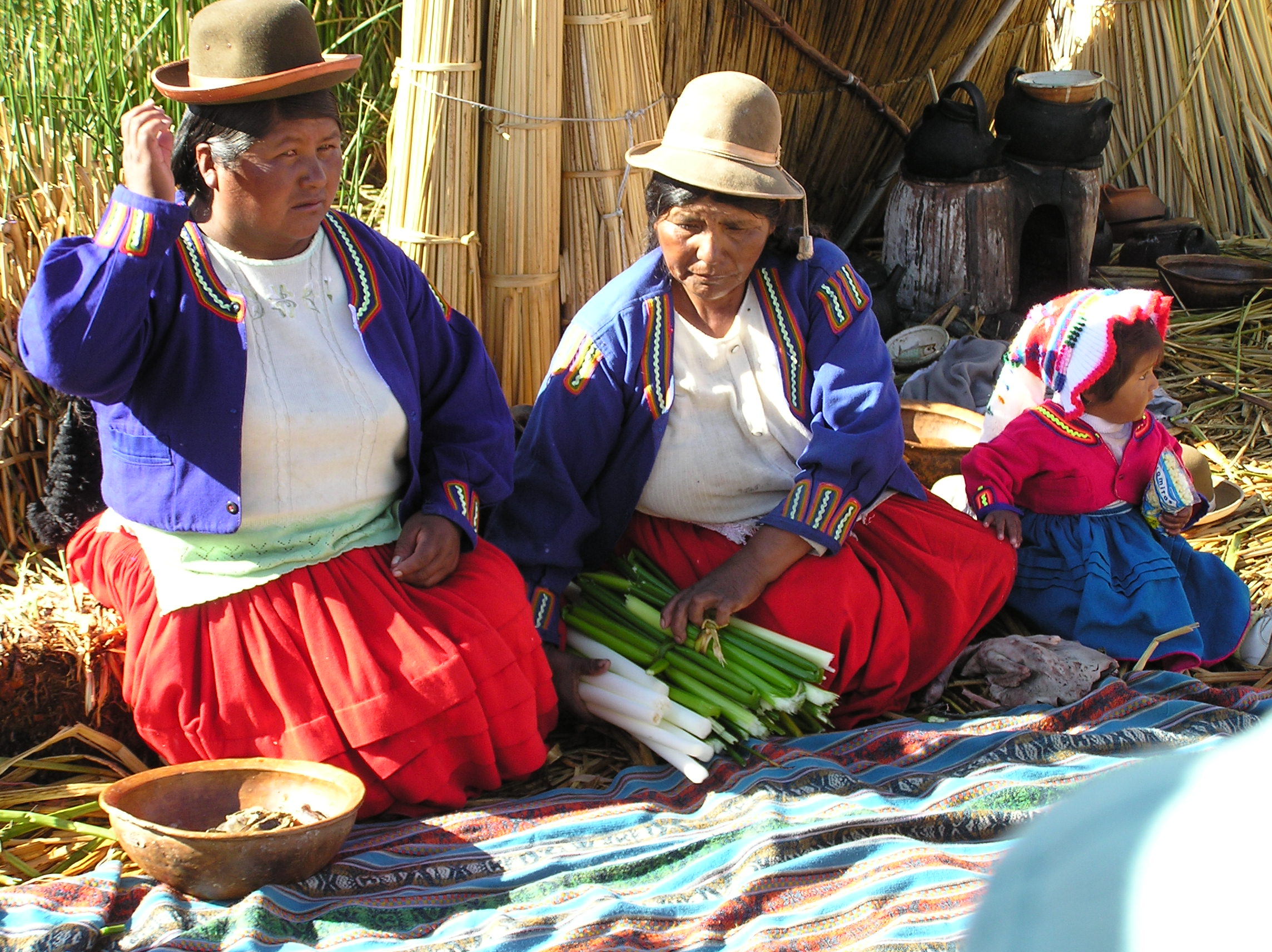 Indiáni na plovoucích ostravech z rákosu na jezeře Titicaca