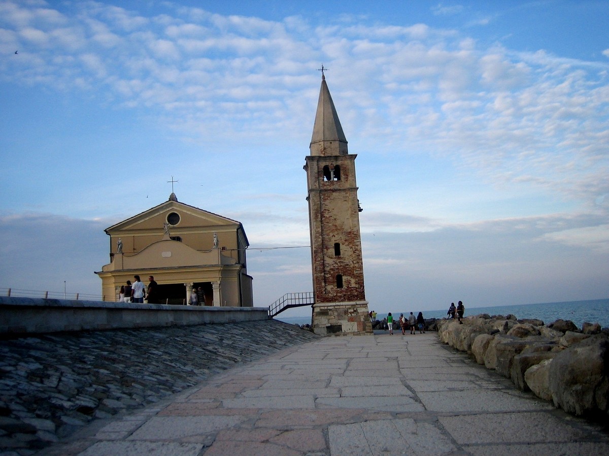 Kostel na břehu moře