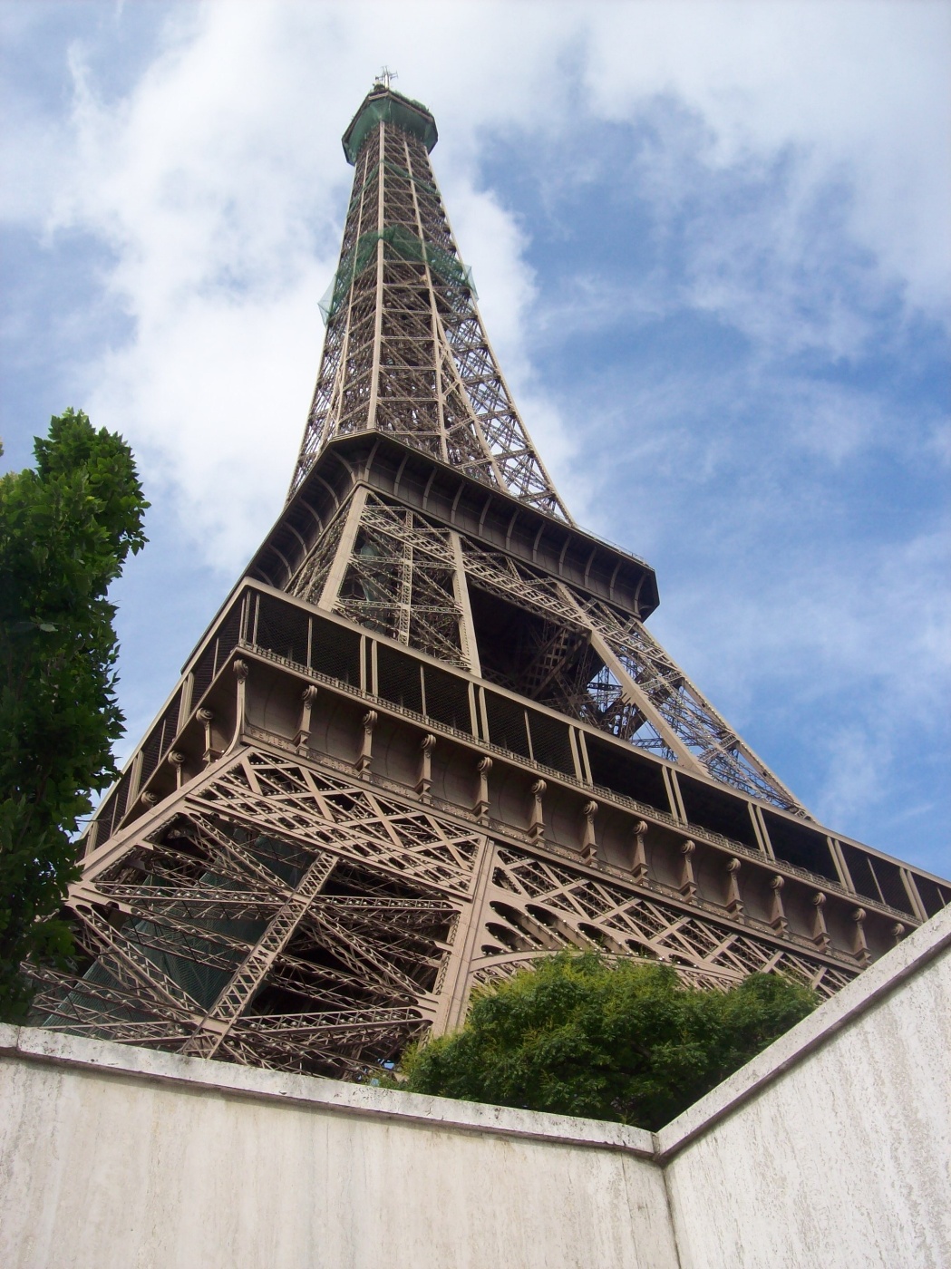Eiffelovka z podhledu