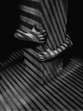 Černobílá fotografie - objetí