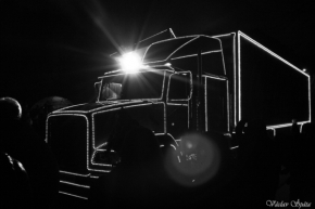 Černobílá fotografie - Kamion coca cola
