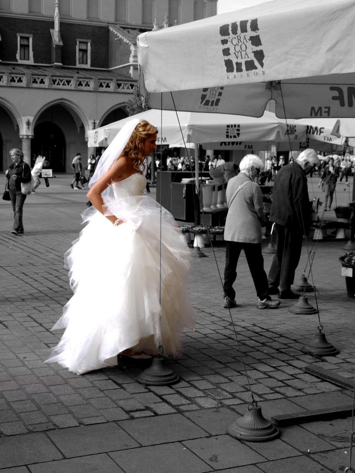 nevěsta v ulicích Krakówa