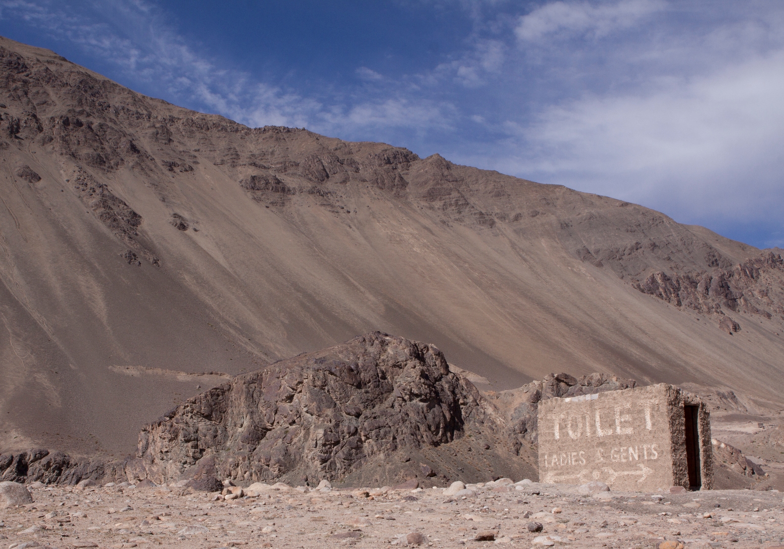 veřejné záchodky uprostřed pustiny