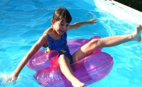 Dětské radosti - U dědy v bazénu