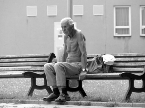 Černobílá fotografie - Muž na lavičce