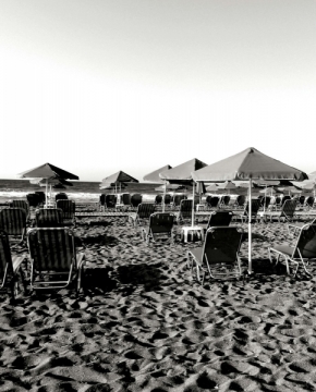 Černobílá fotografie - Prázdná pláž