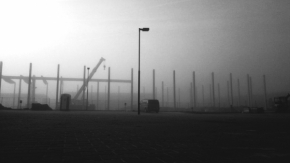 Černobílá fotografie - Ráno na stavbě