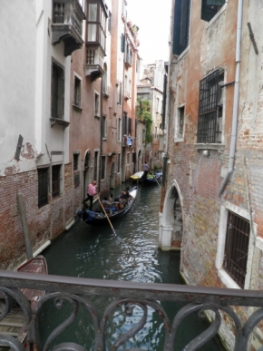 Chodím ulicí - Gondola v ulici? V Benátkách obvyklé...