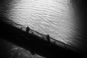 Černobílá fotografie - Na mostě