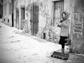 Černobílá fotografie - dievcatko v zime