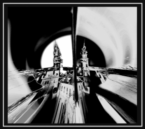 Černobílá fotografie - dvě věžě