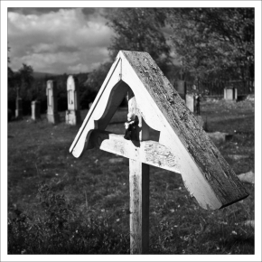 Černobílá fotografie - Panenka na kříži