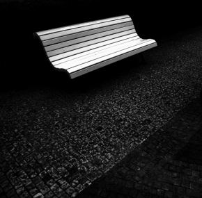 Černobílá fotografie - Fotograf roku - Junior - IV. kolo - Posezení na cestě tmou