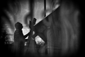 Černobílá fotografie - Na rebríku