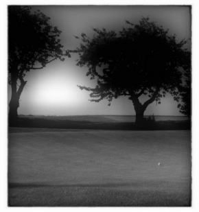 Černobílá fotografie - Večer na golfu