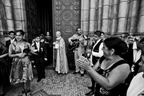Černobílá fotografie - pouliční foto - cikánská svatba